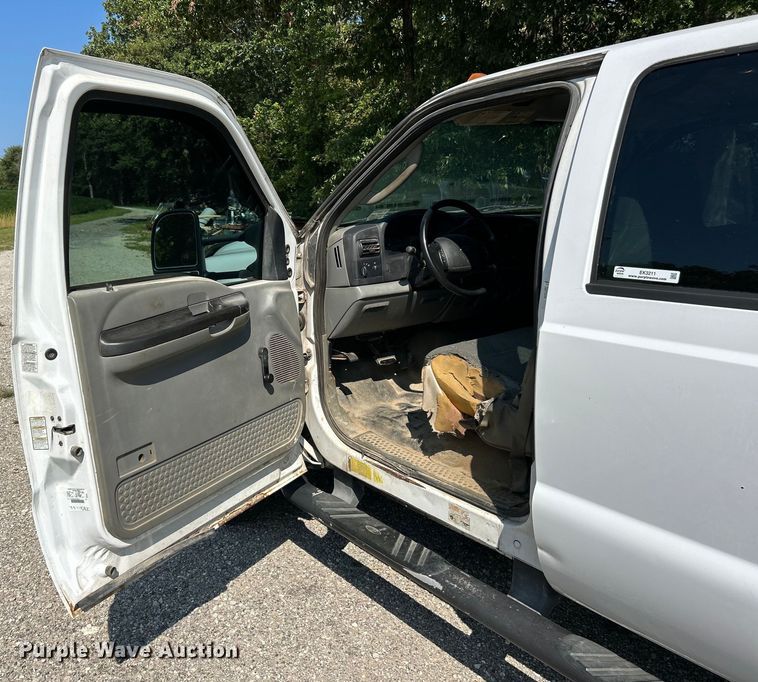 image for item EK3211 2005 Ford F550 Super Duty XL Crew Cab flatbed truck