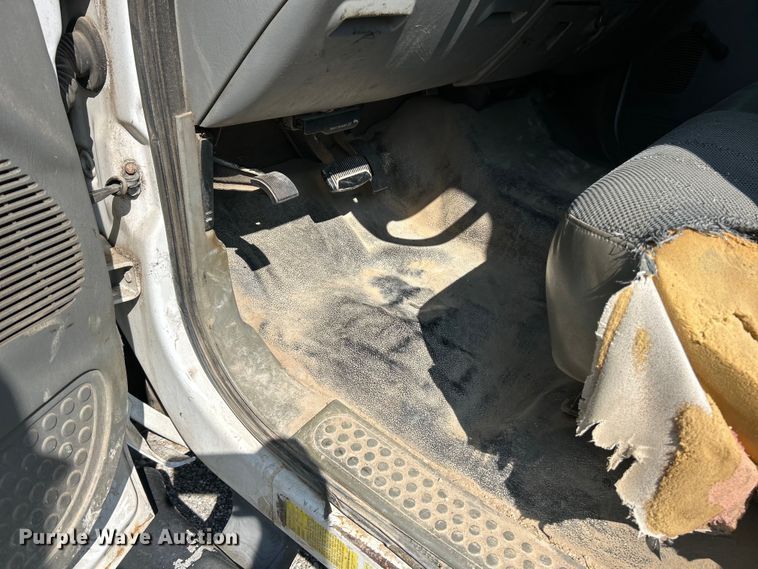 image for item EK3211 2005 Ford F550 Super Duty XL Crew Cab flatbed truck