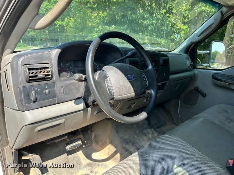 image for item EK3211 2005 Ford F550 Super Duty XL Crew Cab flatbed truck