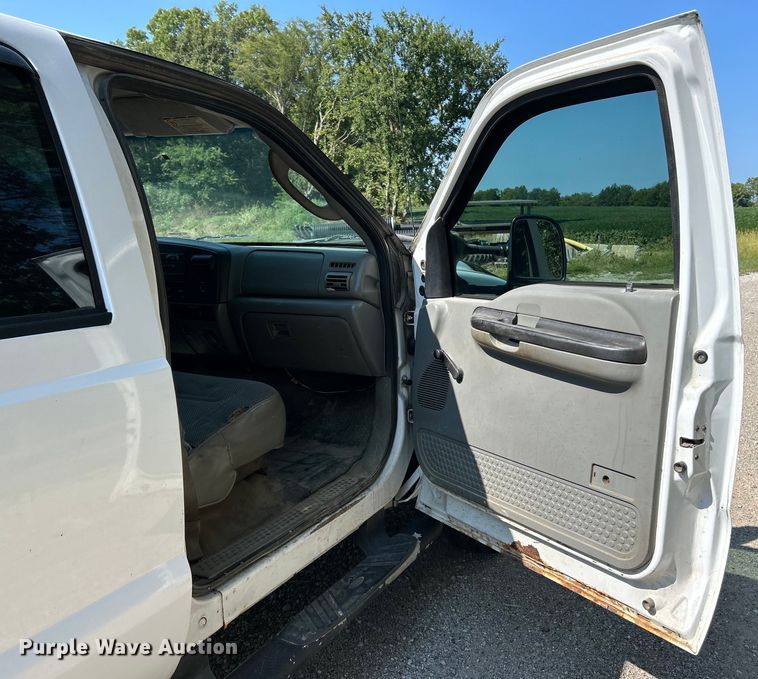 image for item EK3211 2005 Ford F550 Super Duty XL Crew Cab flatbed truck