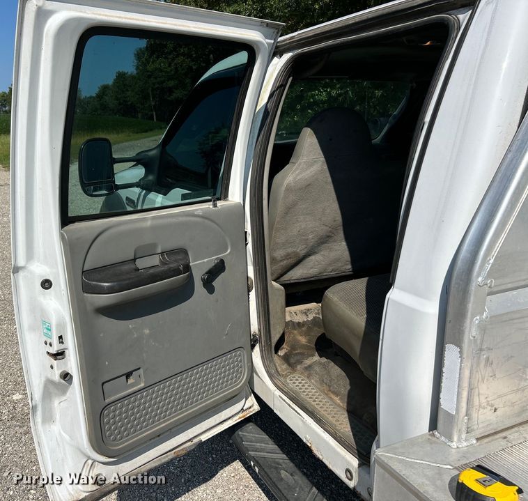 image for item EK3211 2005 Ford F550 Super Duty XL Crew Cab flatbed truck