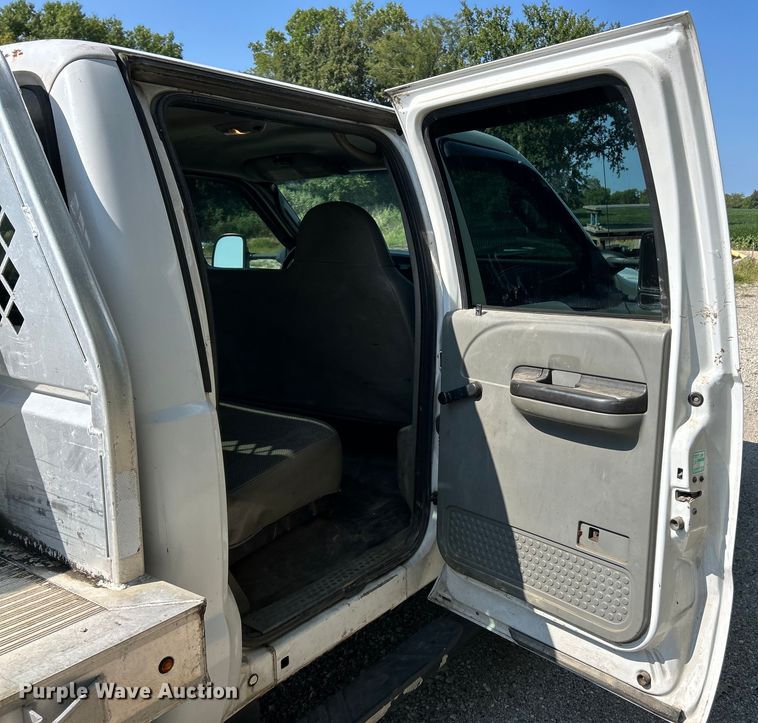 image for item EK3211 2005 Ford F550 Super Duty XL Crew Cab flatbed truck