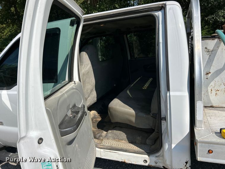 image for item EK3211 2005 Ford F550 Super Duty XL Crew Cab flatbed truck