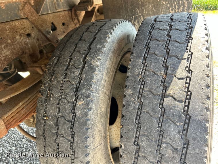 image for item EK3211 2005 Ford F550 Super Duty XL Crew Cab flatbed truck