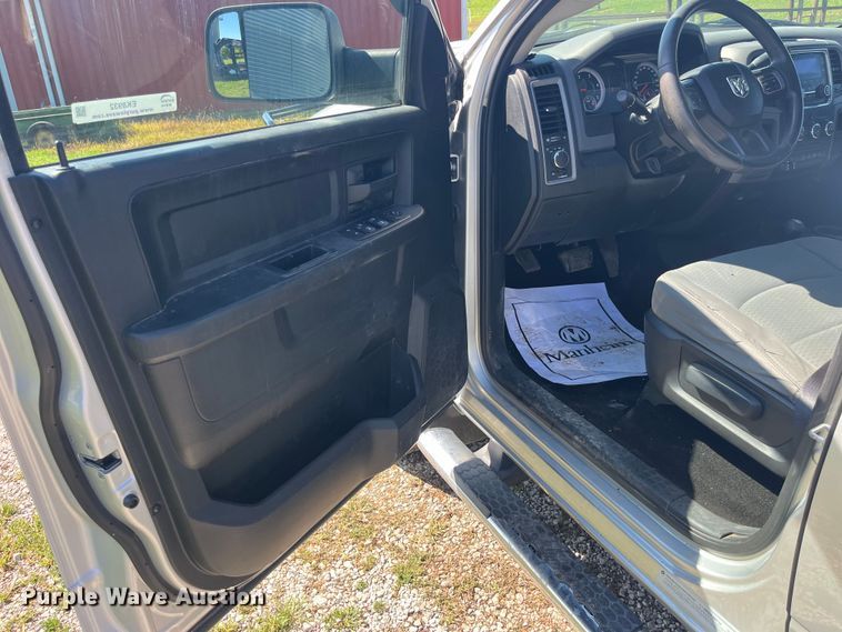 image for item EK8932 2015 Dodge Ram 3500HD Crew Cab flatbed pickup truck