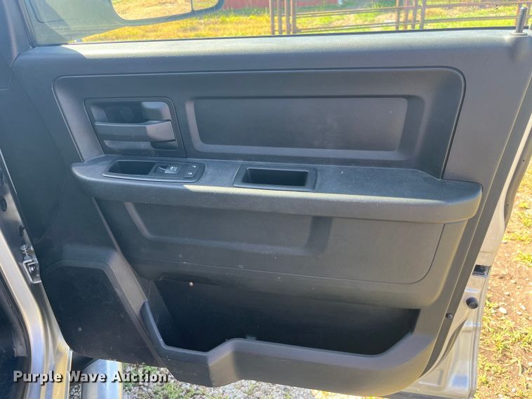 image for item EK8932 2015 Dodge Ram 3500HD Crew Cab flatbed pickup truck