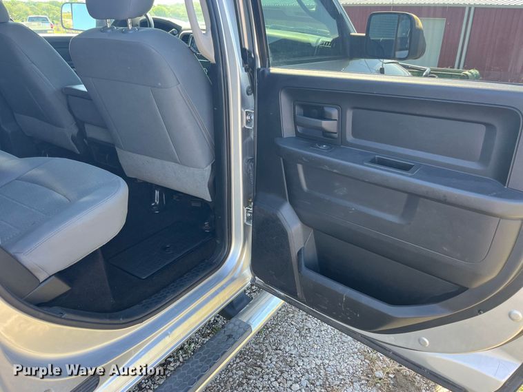 image for item EK8932 2015 Dodge Ram 3500HD Crew Cab flatbed pickup truck