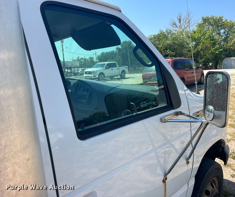 image for item EK8971 2002 Ford E450 Super Duty box truck