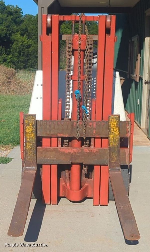 image for item EQ2009 Datsun forklift