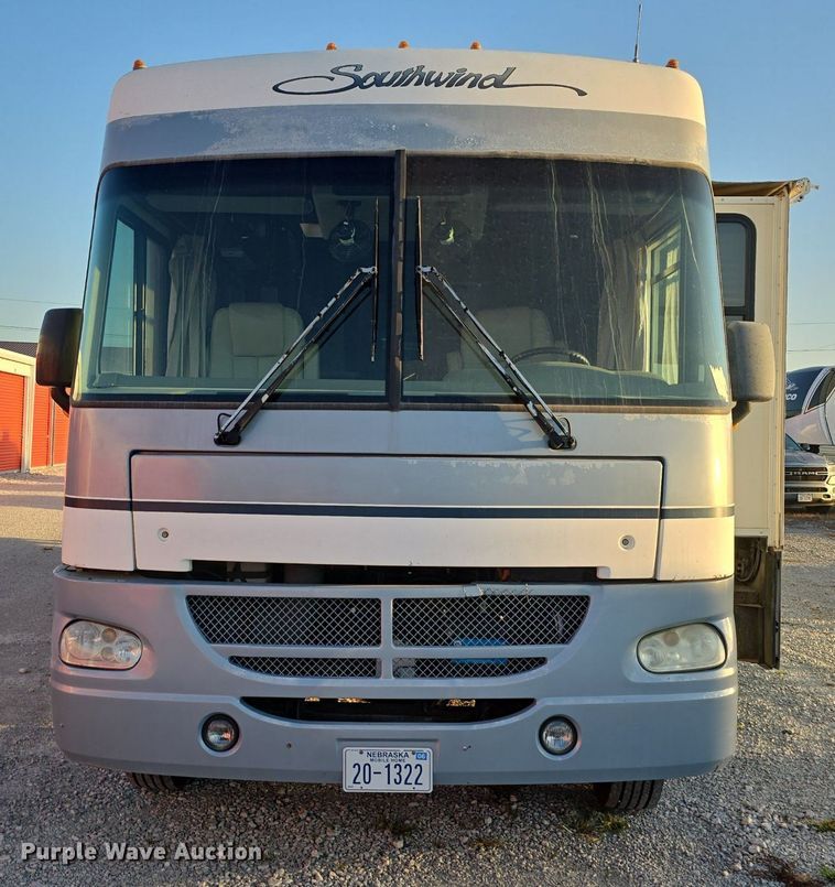 image for item IO9993 2003 Southwind  Workhorse Fleetwood RV