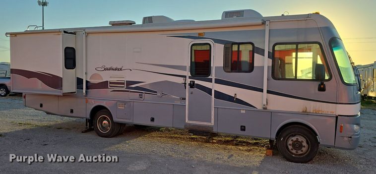 image for item IO9993 2003 Southwind  Workhorse Fleetwood RV