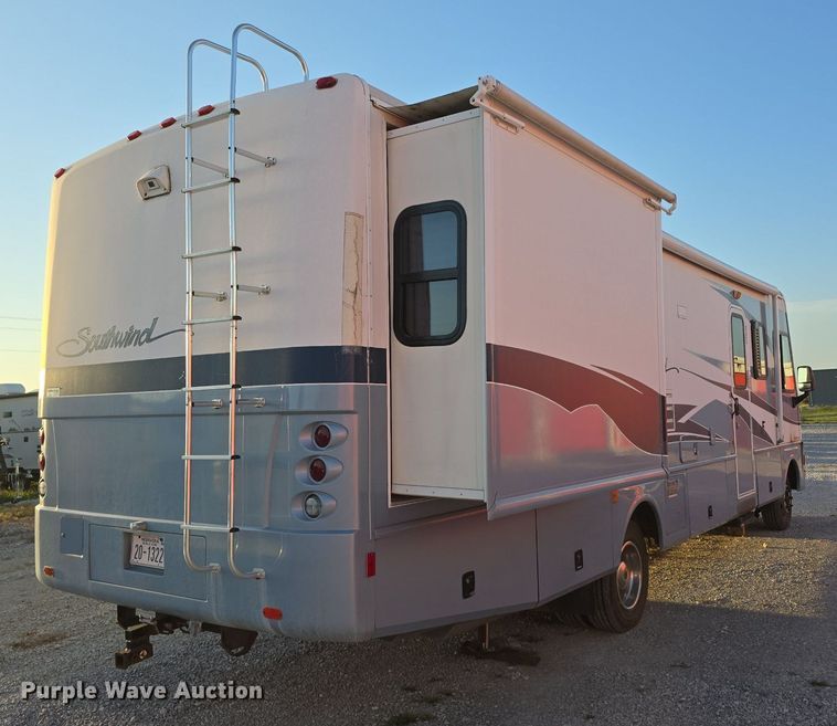 image for item IO9993 2003 Southwind  Workhorse Fleetwood RV