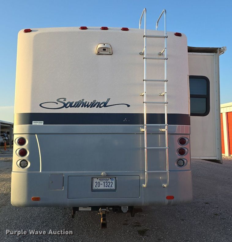 image for item IO9993 2003 Southwind  Workhorse Fleetwood RV