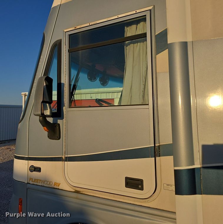 image for item IO9993 2003 Southwind  Workhorse Fleetwood RV