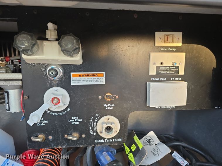 image for item IO9993 2003 Southwind  Workhorse Fleetwood RV