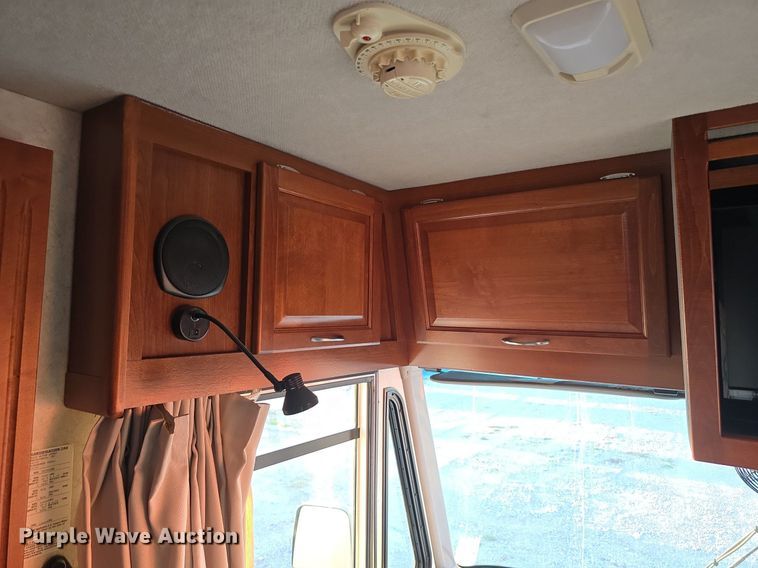 image for item IO9993 2003 Southwind  Workhorse Fleetwood RV