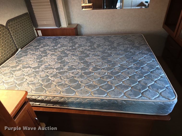 image for item IO9993 2003 Southwind  Workhorse Fleetwood RV