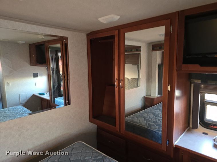 image for item IO9993 2003 Southwind  Workhorse Fleetwood RV