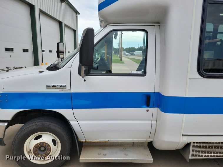 image for item KA9889 2010 Ford Eldorado E450 Super Duty Aerotech shuttle bus