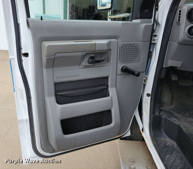 image for item KA9889 2010 Ford Eldorado E450 Super Duty Aerotech shuttle bus