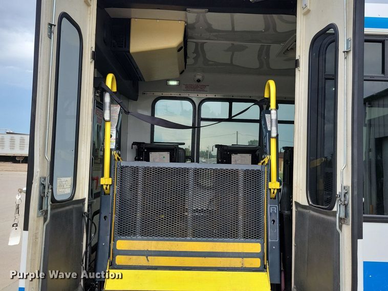 image for item KA9889 2010 Ford Eldorado E450 Super Duty Aerotech shuttle bus