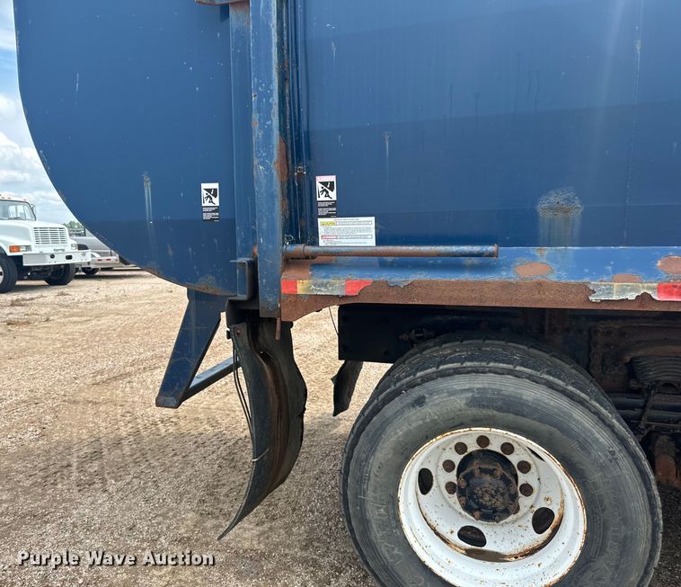 image for item LR9429 2006 Sterling Condor refuse truck