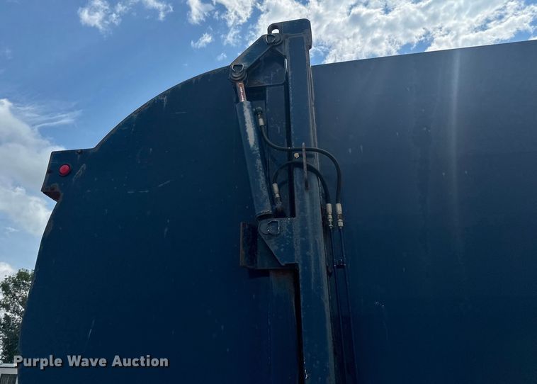 image for item LR9429 2006 Sterling Condor refuse truck