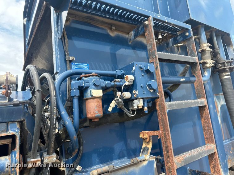 image for item LR9429 2006 Sterling Condor refuse truck