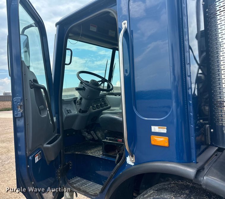 image for item LR9429 2006 Sterling Condor refuse truck