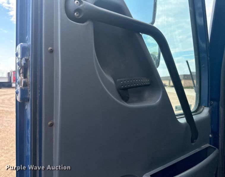 image for item LR9429 2006 Sterling Condor refuse truck