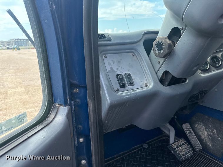 image for item LR9429 2006 Sterling Condor refuse truck