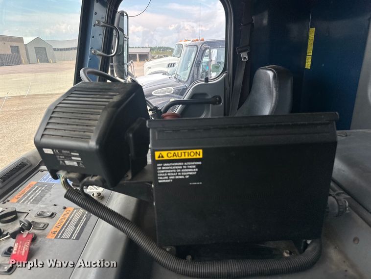 image for item LR9429 2006 Sterling Condor refuse truck