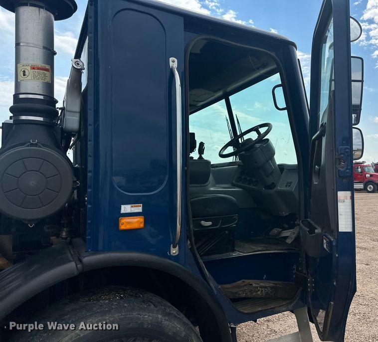 image for item LR9429 2006 Sterling Condor refuse truck