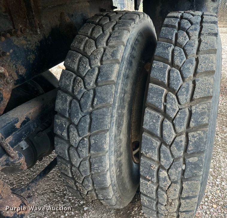 image for item LR9429 2006 Sterling Condor refuse truck