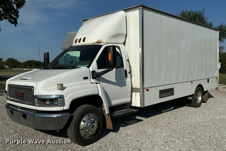 image for item MV9031 2005 GMC C5500 delivery truck
