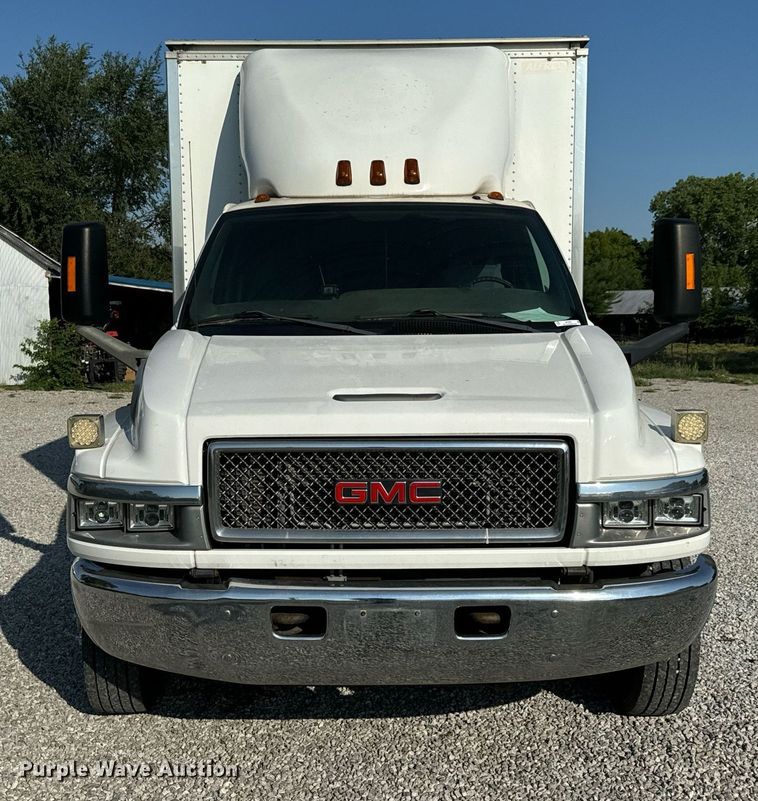 image for item MV9031 2005 GMC C5500 delivery truck
