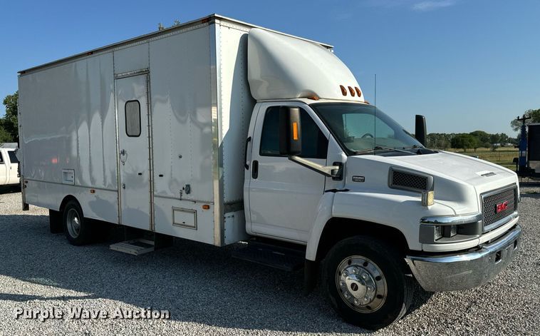 image for item MV9031 2005 GMC C5500 delivery truck