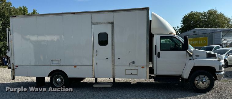 image for item MV9031 2005 GMC C5500 delivery truck
