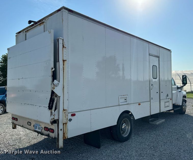 image for item MV9031 2005 GMC C5500 delivery truck