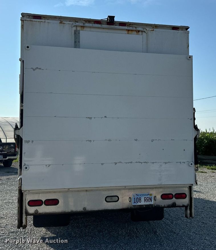 image for item MV9031 2005 GMC C5500 delivery truck