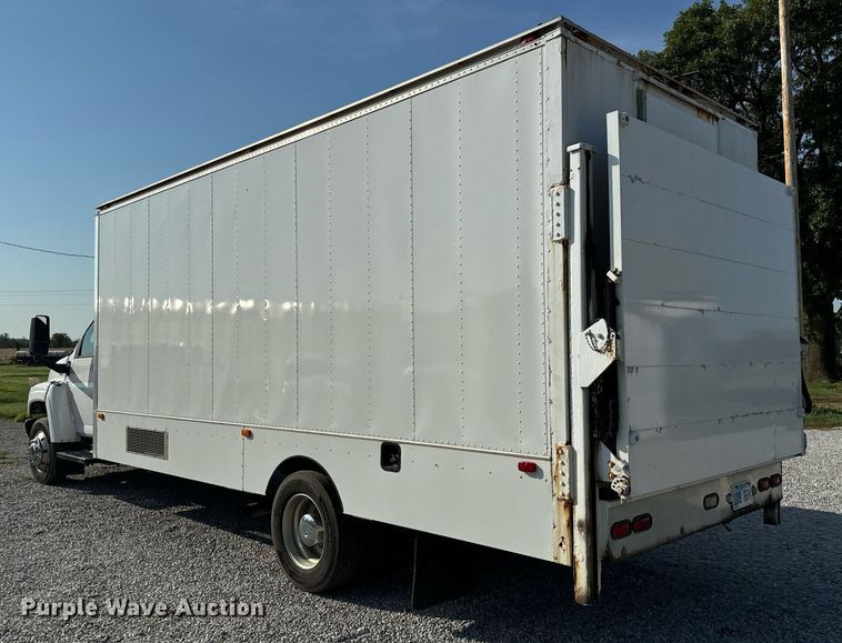 image for item MV9031 2005 GMC C5500 delivery truck