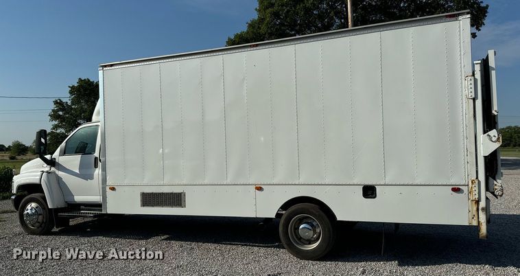 image for item MV9031 2005 GMC C5500 delivery truck