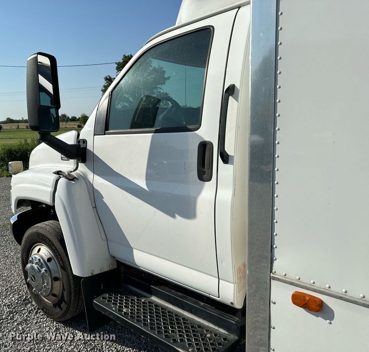 image for item MV9031 2005 GMC C5500 delivery truck