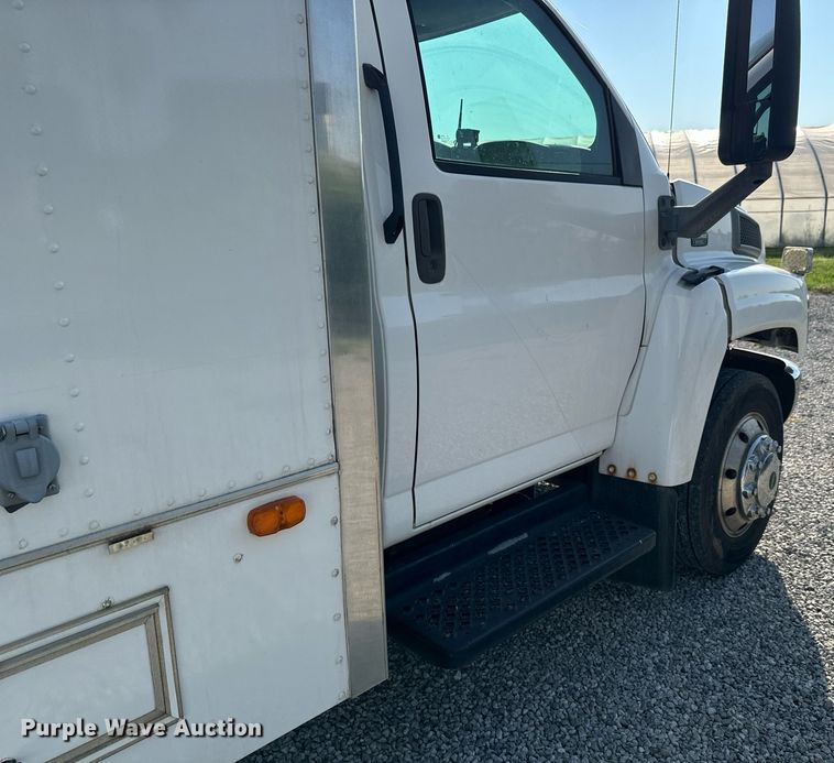 image for item MV9031 2005 GMC C5500 delivery truck