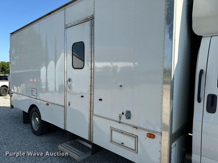 image for item MV9031 2005 GMC C5500 delivery truck