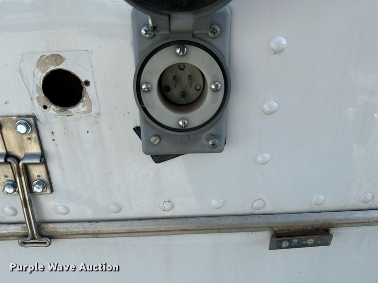 image for item MV9031 2005 GMC C5500 delivery truck