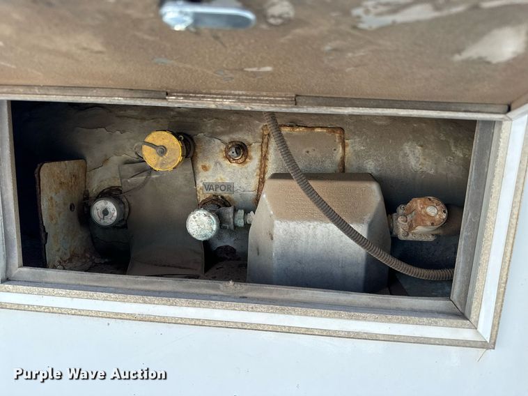 image for item MV9031 2005 GMC C5500 delivery truck