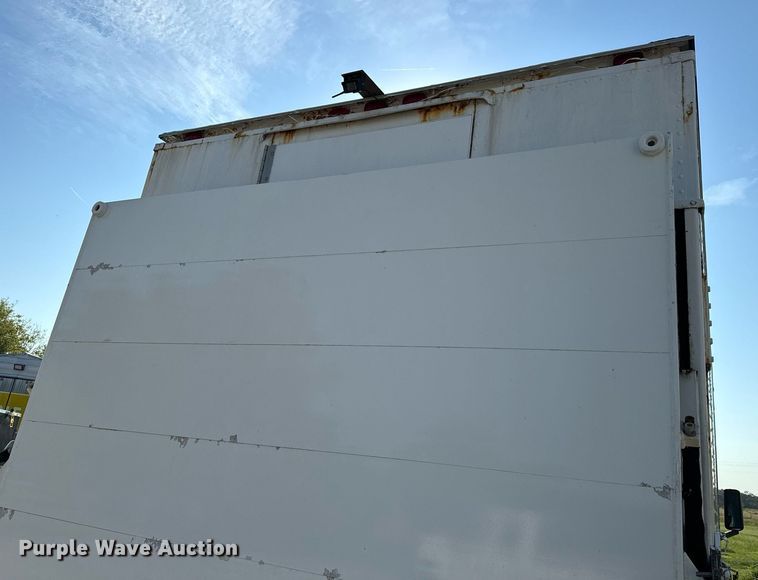 image for item MV9031 2005 GMC C5500 delivery truck