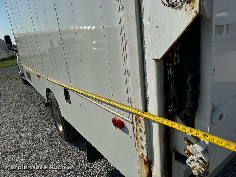 image for item MV9031 2005 GMC C5500 delivery truck