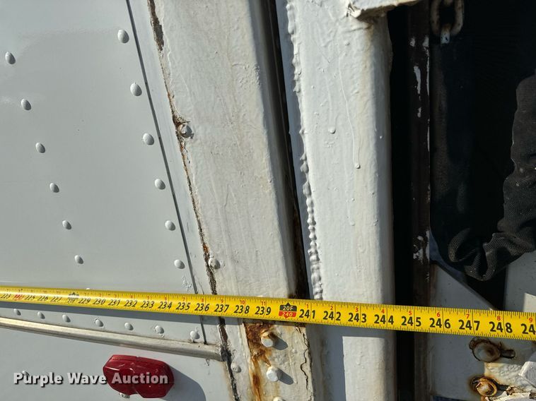 image for item MV9031 2005 GMC C5500 delivery truck